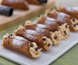 Cannoli al cacao con crema de café