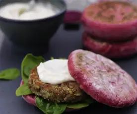 Hambúrgueres de lentilhas em pão de beterraba com maionese vegan