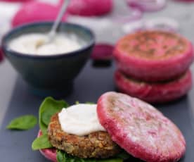 Hamburguesas de lentejas en pan de remolacha