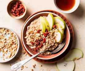 Porridge vegan cu fructe și scorțișoară