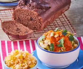 Pollo en salsa de guajillo, arroz con elote y pastel de chocoplátano