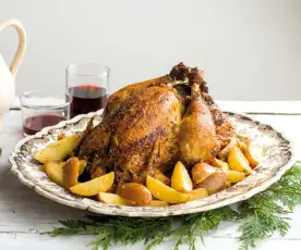 Capão com recheio de miúdos e de castanhas e batatas de rebolão