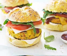 Hamburguesas de coliflor y calabaza con pan de cúrcuma