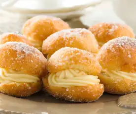 Pelotas de fraile rellenas de crema pastelera