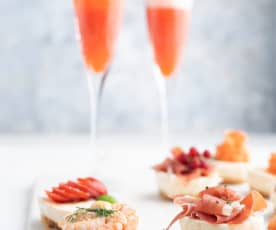 Cocktail de champanhe e morangos com mini cheesecakes salgados