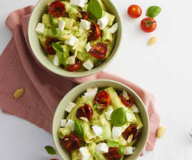 Insalata di pasta con pesto di zucchine e pomodorini confit