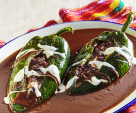 Chiles rellenos de frijol con mole negro