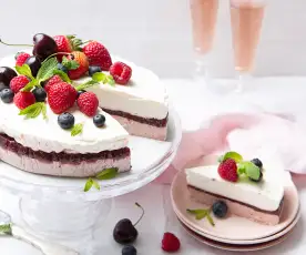 Tarta de queso con cerezas y fresas