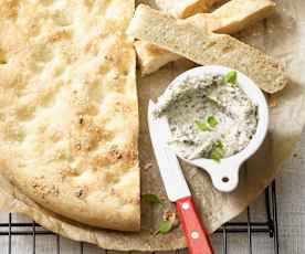 Focaccia z pastą serową z oliwkami
