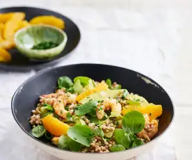 Salada de trigo sarraceno com camarão, agrião e laranja