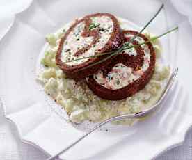 Krabben-Roulade im Pumpernickel-Mantel mit Schmand-Gurken-Ragout
