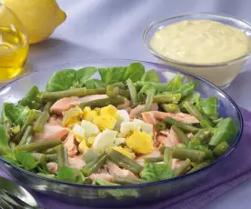 Salmone fresco in insalata di fagiolini e uova