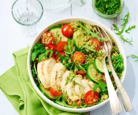 Salade de quinoa au poulet et pesto de roquette