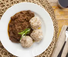 Goulash di manzo con canederli al vapore