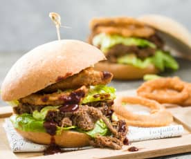 Hamburguesa de cordero deshilachado al vino tinto con aros de cebolla