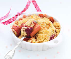 Crumble pommes, fraises et rhubarbe