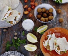 Pão pita com falafel