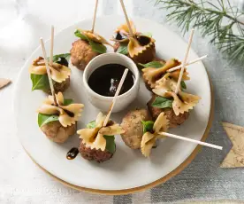 Pincho de albóndiga con farfalle