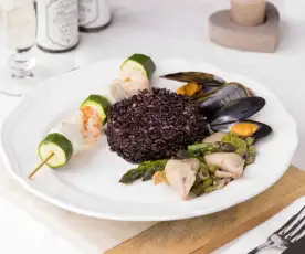 Riso venere asparagi e frutti di mare con spiedini di merluzzo e zucchine