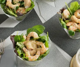 Ensalada de langostinos con salsa de almendras y perejil