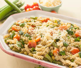 Fusilli con guisantes, habas y verduras de primavera