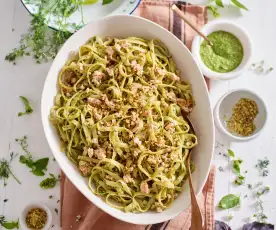 Tagliatelli com salmão salteado e pesto com pistácios