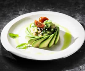 Ensalada de quinoa con pepino, cherry y aguacate