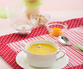 Sopa de pollo con tapioca y yema de huevo