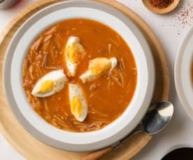 Sopa de tomate con fideos y huevo cocido