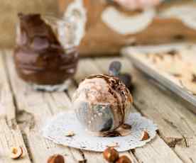 Gelado de avelã com molho de chocolate