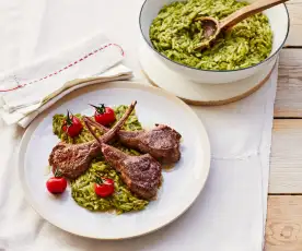 Pastasotto mit Pesto und Lammkotelettes