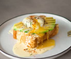 Huevos benedict con aguacate y holandesa de azafrán