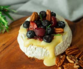 Queso al horno con mermelada de frutos silvestres y chía