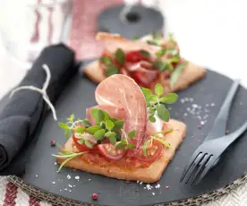 Sablé parmesan, concassé de tomate et jambon de Bayonne