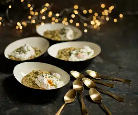 Risoto de orzo com cogumelos, favas e ovo escalfado