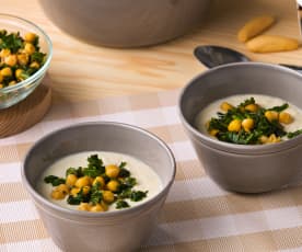 Sopa de yogur con garbanzos