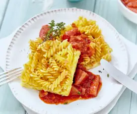 Pasta all'amatriciana mit Erdbeer-Tomaten-Sauce