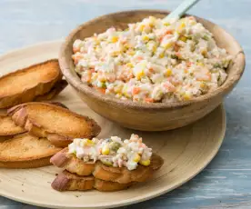 Tostas de ensaladilla con maíz