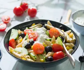 Ensalada tzatziki con pasta integral