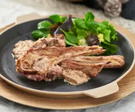 Chuletitas de cordero con picada de avellanas y nueces