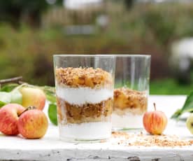 Parfait de yogur, quinoa y manzana con crumble