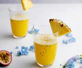 Cocktail tropical cu rom și fructul pasiunii