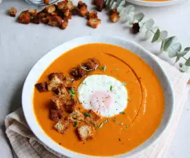 Sopa de pimentos assados com ovo escalfado