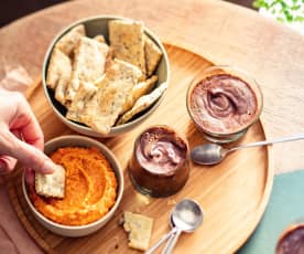 Crackers aux graines, houmous au poivron et mousses au chocolat