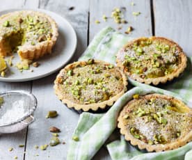 Tartaletas de peras de invierno con pistachos