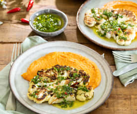 "Bifes" de couve-flor com puré de feijão