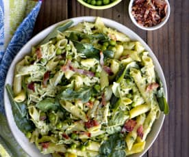 Ensalada de pasta con pollo, arvejas y salsa de palta