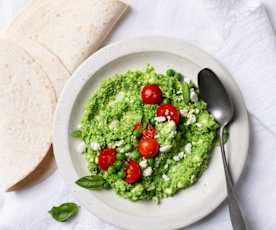 Wrap di hummus di piselli, pomodorini e Feta