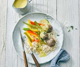 Pulpety z kalafiorowym ryżem, papryką i sosem curry