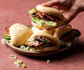 Bao buns houstičky s trhaným vepřovým a BBQ omáčkou